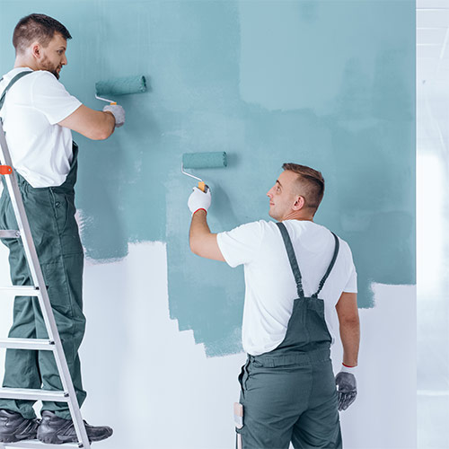 pintores decoradores pintando una pared de azul